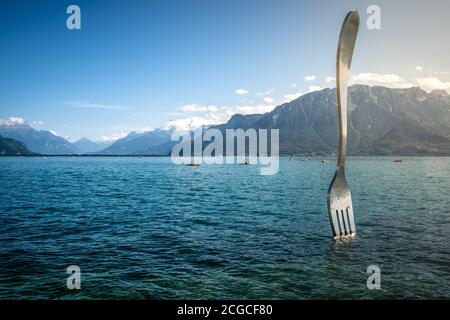 Vevey Suisse , 4 juillet 2020 : la Fourchette ou la fourchette la plus grande fourchette du monde par l'artiste Jean-Pierre Zaugg au milieu du lac Léman et dramatique l Banque D'Images