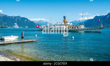 Vevey Suisse , 4 juillet 2020 : Tourisme prenant des photos du lac de la Suisse un bateau à vapeur touristique d'époque naviguant sur le lac de Genève à VEV Banque D'Images