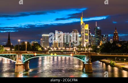 Francfort-sur-le-main en Allemagne la nuit Banque D'Images