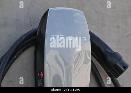 09 septembre 2020, Brandebourg, Grünheide: Une station de charge pour les véhicules électriques de Tesla est située dans un parking au chantier de construction de Gigalactory de Tesla. À partir de juillet 2021, un maximum de 500,000 véhicules par an doivent sortir de la chaîne de montage à l'usine - et selon les plans du constructeur automobile, le maximum doit être atteint le plus rapidement possible. Le constructeur automobile américain s'attend à ce que jusqu'à 10,500 employés travaillent par quarts dans sa première usine prévue en Europe pour l'instant. Photo: Patrick Pleul/dpa-Zentralbild/ZB Banque D'Images
