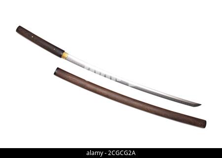 Lame de démonstration d'épée japonaise avec fourreau en bois isolé sur fond blanc. Ce genre d'épée japonaise s'appelle 'Shirasaya' Banque D'Images