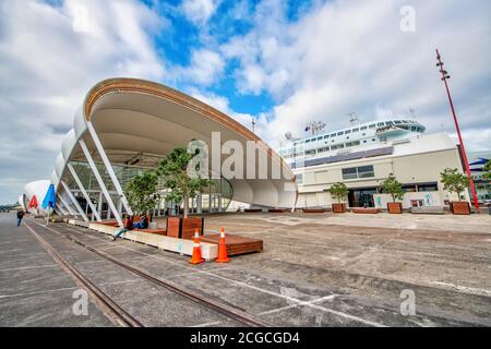 AUCKLAND, NOUVELLE-ZÉLANDE - 26 AOÛT 2018 : rue de la ville le long du quai le matin d'hiver. Banque D'Images