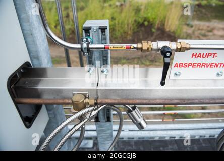 Hambourg, Allemagne. 10 septembre 2020. Les raccords des conteneurs contenant de l'hydrogène (H2) sont suspendus dans le quartier de Bergedorf à une station de mélange de l'hydrogène dans le système de chauffage au gaz naturel d'un complexe résidentiel. Credit: Daniel Bockwoldt/dpa/Alay Live News Banque D'Images