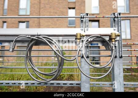 Hambourg, Allemagne. 10 septembre 2020. Les raccords des conteneurs contenant de l'hydrogène (H2) sont suspendus dans le quartier de Bergedorf à une station de mélange de l'hydrogène dans le système de chauffage au gaz naturel d'un complexe résidentiel. Credit: Daniel Bockwoldt/dpa/Alay Live News Banque D'Images