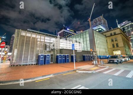 AUCKLAND, NOUVELLE-ZÉLANDE - 26 AOÛT 2018 : rues et bâtiments de la ville la nuit. Banque D'Images