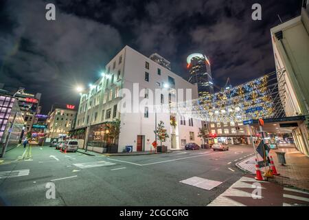 AUCKLAND, NOUVELLE-ZÉLANDE - 26 AOÛT 2018 : rues et bâtiments de la ville la nuit. Banque D'Images