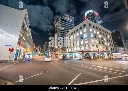 AUCKLAND, NOUVELLE-ZÉLANDE - 26 AOÛT 2018 : rues et bâtiments de la ville la nuit. Banque D'Images