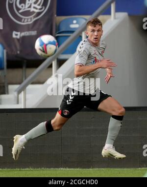 Alfie Doughty de Charlton Athletic en action pendant le Trophée de l'EFL, match du Groupe G du Sud au Kiyan Prince Foundation Stadium, Londres. Banque D'Images