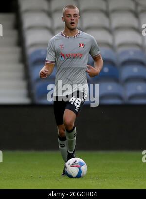 Charlie Barker de Charlton Athletic en action pendant le Trophée EFL, match du Groupe G du Sud au Kiyan Prince Foundation Stadium, Londres. Banque D'Images