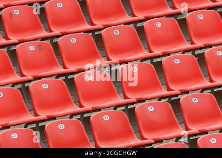 Sièges rouges dans le BayArena Stadium Leverkusen. Banque D'Images