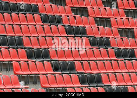 Sièges rouges et noirs dans le BayArena Stadium Leverkusen. Banque D'Images
