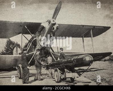 Une découpe de journal montrant un Blackburn Ripon chargé d'une torpille Whitehead, la première torpille automotrice jamais développée. Le Ripon était un bombardier à torpille britannique et un biplan de reconnaissance qui a volé pour la première fois en 1926. Il a été utilisé par le bras aérien de la flotte comme un avion terrestre à base de porteuse par le bras aérien de la flotte, et bien que capable d'être converti en hydravion, il était rarement équipé de flotteurs. Banque D'Images