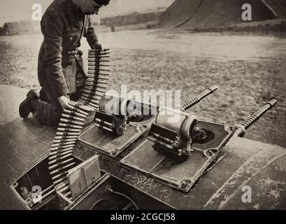 Un journal coupant montrant des munitions chargées dans l'aile d'un Hawker Hurricane, l'avion de chasse britannique à siège unique. Armé de huit mitrailleuses Browning de 7.7 mm (0,303 po), le chasseur s'est avéré être une plate-forme stable. L'armement a été organisé en deux lots de quatre dans de grandes baies de tir incorporées dans les panneaux d'aile extérieure. Banque D'Images