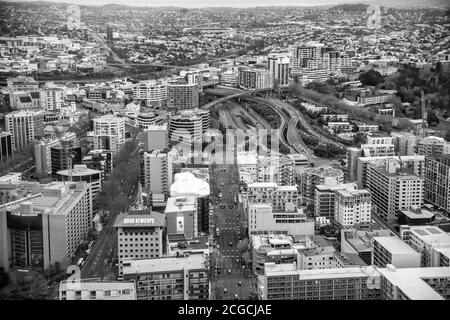 AUCKLAND, NOUVELLE-ZÉLANDE - 26 AOÛT 2018 : vue aérienne de la ville au coucher du soleil. Banque D'Images