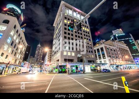 AUCKLAND, NOUVELLE-ZÉLANDE - 26 AOÛT 2018 : rues et bâtiments de la ville la nuit. Banque D'Images