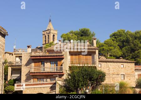 Castell d'Aro village sur la côte méditerranéenne dans la région d'Empordà, dans la province de Gérone, Catalogne, Espagne. Petite ville avec ses rues pleines Banque D'Images