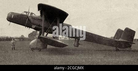 Une coupure de journal montrant un Handley page Heyford, un bombardier bimoteur britannique biplan des années 1930. Bien qu'elle ait eu une courte durée de vie, elle a équipé plusieurs escadrons de la RAF comme l'un des plus importants bombardiers britanniques du milieu des années 1930, et a été le dernier bombardier lourd biplan à servir avec la RAF. Banque D'Images