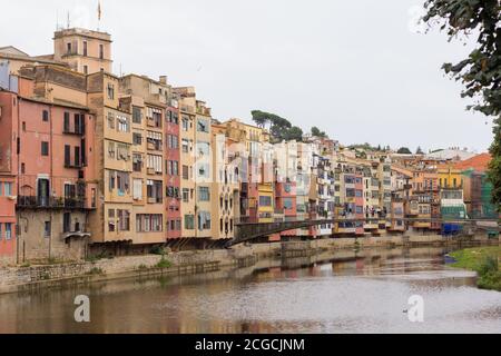 Façade de la ville de Gérone par laquelle passe la rivière Onyar; vue classique de la ville de Gérone en Catalogne, Espagne. Maisons colorées sur l'Onyar Banque D'Images