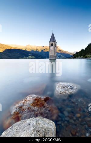 Le clocher de Curon dans le lac Resia. Vallée de Venosta, province de Bolzano, Trentin-Haut-Adige, Italie, Europe. Banque D'Images