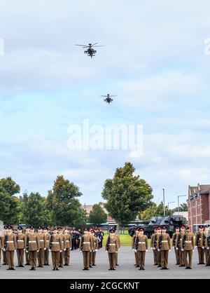 Deux hélicoptères Apache effectuent un flipper lors d'un défilé de remise des diplômes au Collège de la Fondation de l'Armée de terre à Harrogate, dans le North Yorkshire, où le capitaine Sir Tom Moore, en qualité d'inspecteur en chef, a inspecté les soldats juniors. Banque D'Images