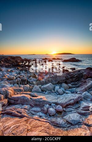 Coucher de soleil sur la plage rocheuse à Mealista sur l'île De Lewis dans les Hébrides extérieures de l'Écosse Banque D'Images