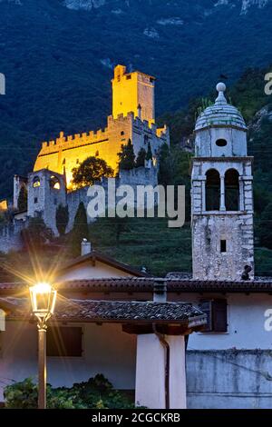 Le château d'Avio et l'église Sant'Antonio à Sabbionara. Vallagarina, province de Trento, Trentin-Haut-Adige, Italie, Europe. Banque D'Images