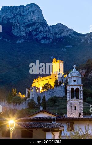 Le château d'Avio et l'église Sant'Antonio à Sabbionara. Vallagarina, province de Trento, Trentin-Haut-Adige, Italie, Europe. Banque D'Images