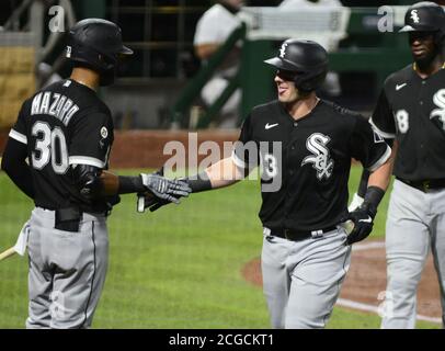 Pittsburgh, États-Unis. 10 septembre 2020. James McCann (33) célèbre son homère avec le grand fianteur de Chicago White Sox, Nomar Mazara (30), dans le sixième repas de leur victoire de 8-1 contre les pirates de Pittsburgh, le mercredi 9 septembre 2020. Photo par Archie Carpenter/UPI crédit: UPI/Alay Live News Banque D'Images