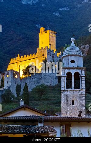 Le château d'Avio et l'église Sant'Antonio à Sabbionara. Vallagarina, province de Trento, Trentin-Haut-Adige, Italie, Europe. Banque D'Images