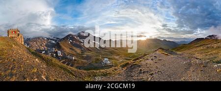 Le Rifugio Garibaldi surplombe le côté Lombard de la route menant au col du Stelvio. Province de Sondrio, Lombardie, Italie, Europe. Banque D'Images