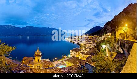 Limone sul Garda le soir. Lac de Garde, Lombardie, Italie. Banque D'Images