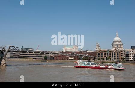 Croisières de la ville en bateau passant sous le pont du millénaire sur la Tamise avec la cathédrale St Paul en arrière-plan, ville de Londres, Angleterre. Banque D'Images