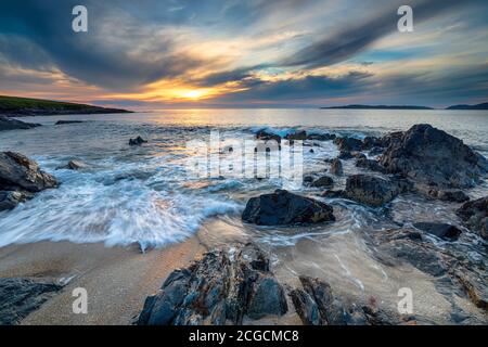 Magnifique coucher de soleil orageux sur la plage de Bagh Steinigidh près de Borve on L'île de Harris dans les hébrides extérieures de l'Écosse Banque D'Images
