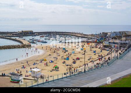 Lyme Regis, Dorset, Royaume-Uni. 10 septembre 2020. Météo au Royaume-Uni: Il y avait beaucoup de gens dehors et au sujet de profiter de la belle chaleur du soleil de septembre à la station balnéaire de Lyme Regis avant de la mini vague de chaleur et de la prévision 'Indian Summer' au cours du week-end. Credit: Celia McMahon/Alamy Live News Banque D'Images