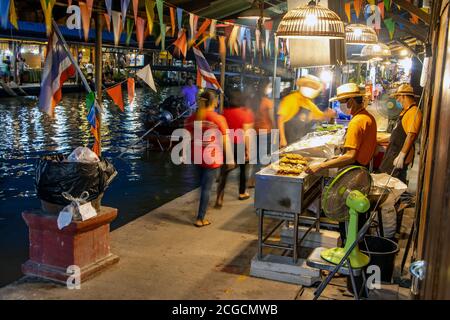 BANGKOK, THAÏLANDE, JUL 18 2020, UN homme cuisine sur la mole d'un canal d'eau, marché flottant Khlong Lat Mayom. Banque D'Images