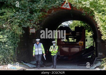 Headbourne worthy, Winchester, Royaume-Uni jeudi 10 septembre 2020. Les policiers travaillent près de l'autobus scolaire Stagecoach dont le toit a été arraché lorsqu'il s'est écrasé sur un pont ferroviaire, blessant plusieurs enfants à Wellhouse Lane, Headbourne digne, près de Winchester, au Royaume-Uni. Trois enfants ont été grièvement blessés par l'accident qui s'est produit le 8.12 jeudi matin alors que le bus emportait des élèves à l'école Henry Beaufort. Un certain nombre d'ambulanciers, d'pompiers et de policiers ont assisté à la scène. Crédit: Luke MacGregor/Alamy Live News Banque D'Images