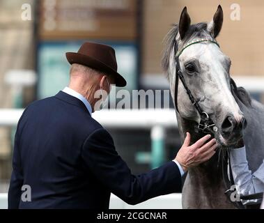 L'entraîneur John Gosden avec un médecin après qu'ils ont gagné les enjeux Sky Sports Racing Sky 415 Conditions pendant le deuxième jour du William Hill St léger Festival à l'hippodrome de Doncaster. Banque D'Images