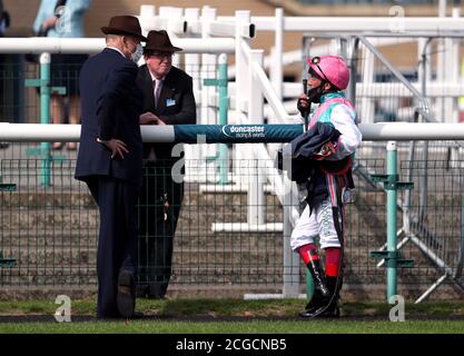 Jockey Frankie Dettori, l'entraîneur John Gosden (à gauche) et le représentant des propriétaires ont une discussion après avoir remporté les enjeux Sky Sports Racing Sky 415 Conditions avec un médecin pendant la deuxième journée du William Hill St Leger Festival à l'hippodrome de Doncaster. Banque D'Images