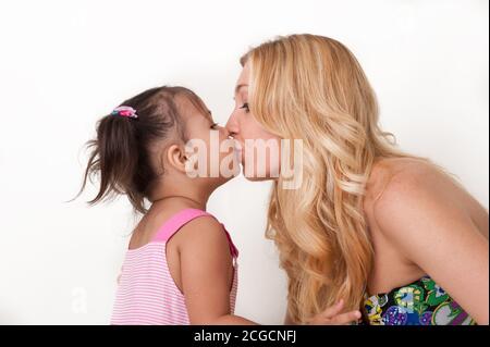 Mulatto fille avec maman jouer Banque D'Images