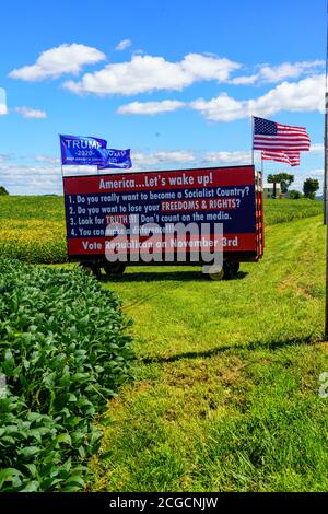 Strasburg, PA, USA - 30 août 2020 : un wagon à maïs converti en panneau d'affichage politique se trouve dans un champ rural de fermiers du comté de Lancaster. Banque D'Images