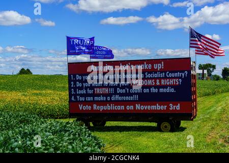 Strasburg, PA, USA - 30 août 2020 : un wagon à maïs converti en panneau d'affichage politique se trouve dans un champ rural de fermiers du comté de Lancaster. Banque D'Images