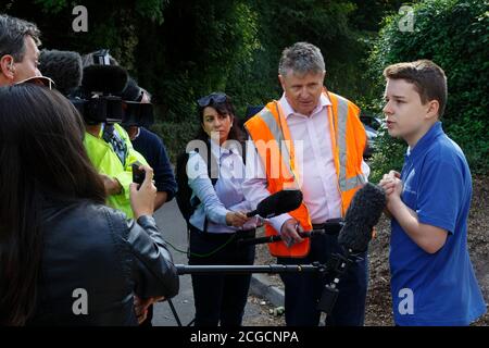 Headbourne worthy, Winchester, Royaume-Uni jeudi 10 septembre 2020. Le passager de l'autobus scolaire Jake Coates, 14 ans, s'adresse aux journalistes près du bus scolaire Stagecoach dont le toit a été arraché lorsqu'il s'est écrasé sur un pont ferroviaire, blessant plusieurs enfants à Wellhouse Lane, Headbourne digne, près de Winchester, au Royaume-Uni. Trois enfants ont été grièvement blessés par l'accident qui s'est produit le 8.12 jeudi matin alors que le bus emportait des élèves à l'école Henry Beaufort. Un certain nombre d'ambulanciers, d'pompiers et de policiers ont assisté à la scène. Luke MacGregor / Alamy Banque D'Images