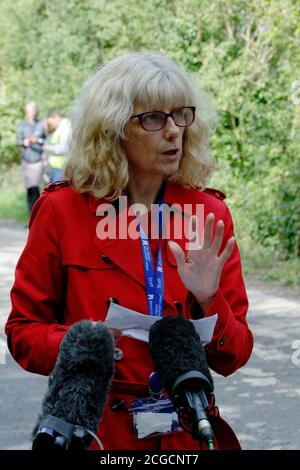 Headbourne worthy, Winchester, Royaume-Uni jeudi 10 septembre 2020. Sue Hearle, directrice de l'enseignement, parle aux journalistes près de l'accident. Un autobus scolaire de Stagecoach a eu son toit déchiré quand il s'est écrasé dans un pont de chemin de fer, blessant plusieurs enfants à Wellhouse Lane, Headbourne digne, près de Winchester, Royaume-Uni. Trois enfants ont été grièvement blessés par l'accident qui s'est produit le 8.12 jeudi matin alors que le bus emportait des élèves à l'école Henry Beaufort. Un certain nombre d'ambulanciers, d'pompiers et de policiers ont assisté à la scène. Luke MacGregor / Alamy Banque D'Images