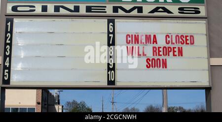 Un cinéma multiplexe du centre commercial américain est fermé pendant le Covid-19 Outbreak indique que le cinéma fermé rouvrira bientôt en 2020 Banque D'Images