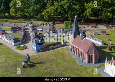 10 septembre 2020, Mecklembourg-Poméranie occidentale, Bützow: Les visiteurs sont en mouvement dans la ville miniature de Bützow. (Vue aérienne avec un drone) depuis 1995, le centre historique de la petite ville près de Rostock a été reconstruit sur une échelle de 1:10. Déjà 145 maisons ont été construites, il est prévu de reconstruire un total de 240 bâtiments fidèles à l'original dans l'état de 1850 à 1910. Photo: Jens Büttner/dpa-Zentralbild/dpa Banque D'Images