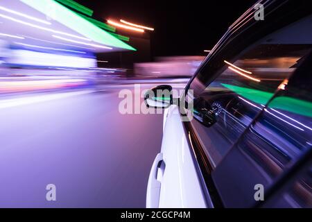 Plan de conduite en voiture de nuit avec effet de flou de mouvement. Concept de transport et de trafic Banque D'Images