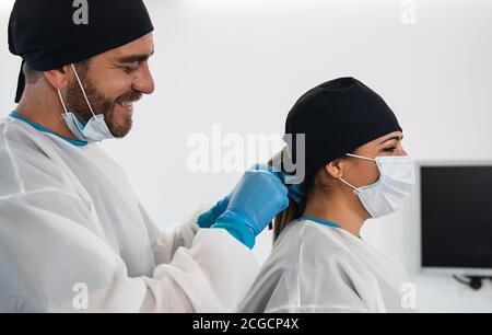 Chirurgiens souriant après une opération chirurgicale réussie - les travailleurs médicaux les vrais héros pendant l'épidémie de virus corona Banque D'Images