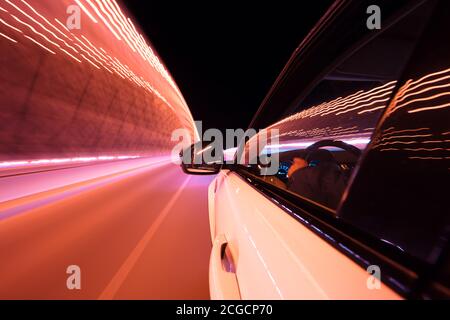 Plan de conduite en voiture de nuit avec effet de flou de mouvement. Concept de transport et de trafic Banque D'Images