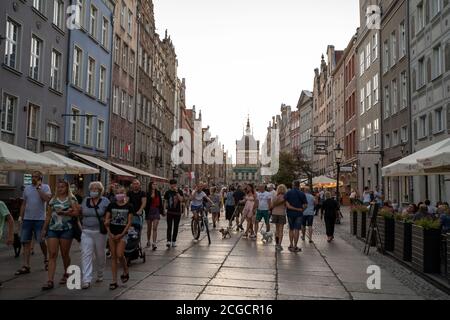 Gdansk, Pologne du Nord - 13 août 2020 : visite touristique et promenade dans le centre-ville principal près de la fontaine de neptune pendant l'heure de Corona Banque D'Images