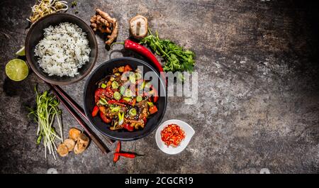 Pot de bœuf de Sechuan avec riz. Cuisine asiatique dans un bol, espace libre pour le texte Banque D'Images